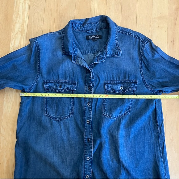 2/$20 Buffalo chambray denim shirt size Medium - Picture 3 of 9